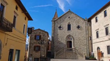 PIETRALUNGA, İtalya - 9 Şubat 2025: Pietralunga eski Pieve di Santa Maria Kilisesi, Umbria Bölgesi