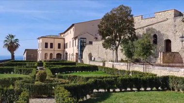 İtalya 'nın Lazio bölgesindeki Poggio Catino köyünde eski güzel bir kale bahçesi.