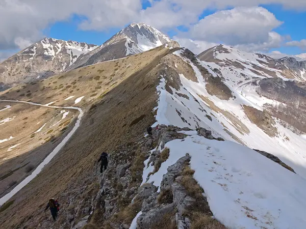 Monte ELEFANTE, İtalya - 5 Nisan 2025: Lazio bölgesindeki Monte Elefante armasının ilkbaharda kar yağışlı görüntüsü