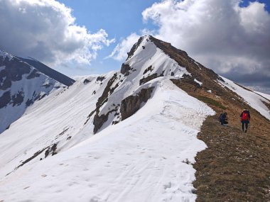 Monte Elefante 'nin Lazio Bölgesi' nde bahar sezonu boyunca yürüyüşçülerle yapılan zirvenin güzel manzarası.