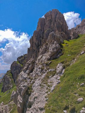 Yaz mevsiminde Abruzzo 'daki Infornace Dağı manzarası