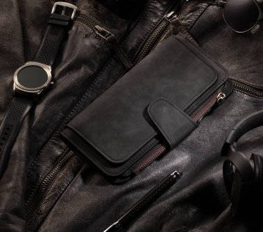 Pasaport, saat, gözlük, cüzdan, erkek aksesuarı, parfüm ve erkek ceketinin üzerinde duran kalem bileşimi. Reklam konsepti şablonu