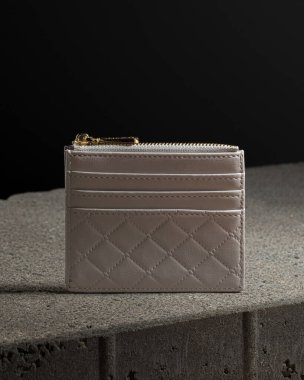 Pasaport çantası seyahat cüzdanı gri granit plakta duruyor.