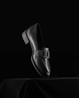 Modern sokak ayakkabıları gri arka planda taş üstüne taş gibi duruyor.