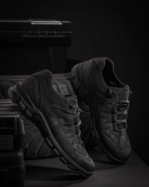 专为黑底生产工人设计的舒适 可靠的皮鞋 — 图库照片