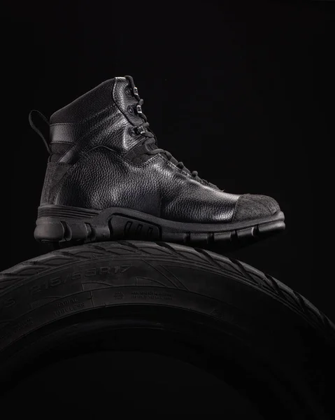 专为黑底生产工人设计的舒适 可靠的皮鞋 — 图库照片