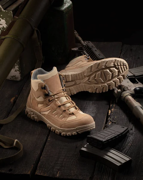 Zapatos Militares Prácticos Modernos Con Accesorios Militares Cartel Publicitario —  Fotos de Stock