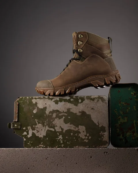 具有军事配件的现代实用军用鞋 广告海报 — 图库照片