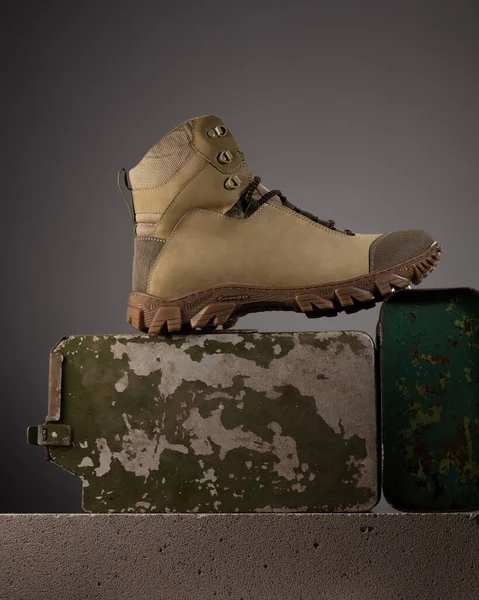 Zapatos Militares Prácticos Modernos Con Accesorios Militares Cartel Publicitario — Foto de Stock