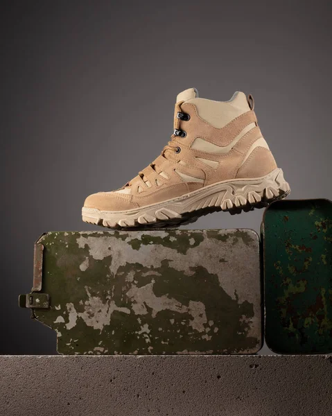 具有军事配件的现代实用军用鞋 广告海报 — 图库照片
