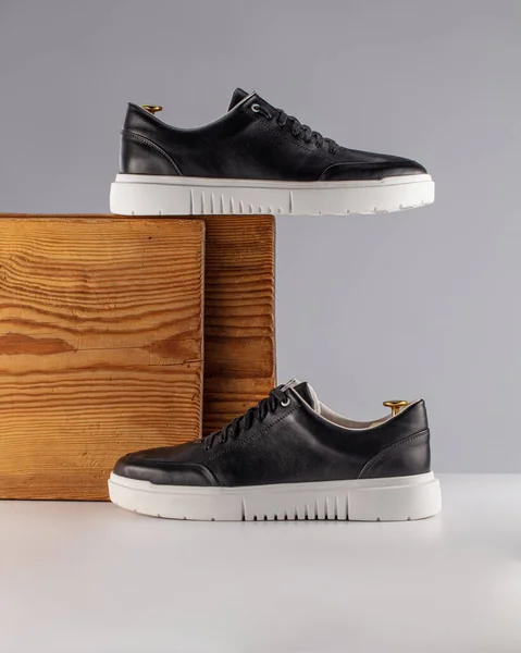 Sneakers Schuhe Auf Grau Und Holz Hintergrund Foto Für Werbung lizenzfreie Stockbilder