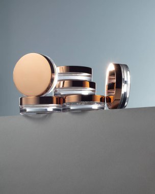 Kozmetik makyaj temizleme, uygulama, toz ve cilt bakımı için boş etiketli kavanoz. Reklam için ürün şablonu