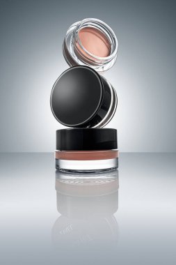 Makyaj için kavanozlar ve browni. Tasarım için boş etiket şablonu