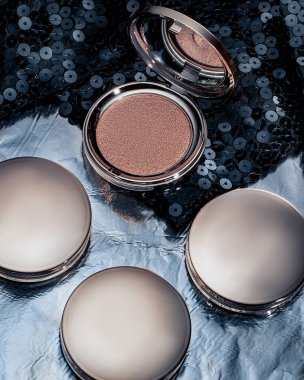 Kozmetik makyaj temizleme, uygulama, toz ve cilt bakımı için boş etiketli kavanoz. Reklam için ürün şablonu