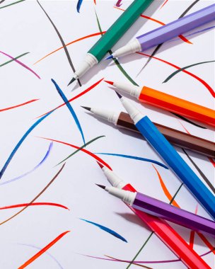 Kozmetik makyaj temizleme ya da uygulama, çizgiler ve cilt bakımı için boş etiketli kozmetik göz kalemi. Reklam için ürün şablonu