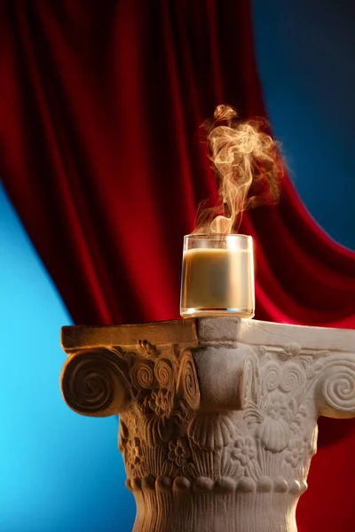 Une Bougie Parfumée Fume Sur Une Colonne Romaine Contre Rideau — Photo