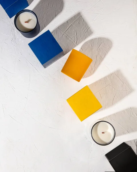 Katı Gölgeli Beyaz Desenli Bir Yüzeyde Mumları Farklı Renklerde Kutula — Stok fotoğraf
