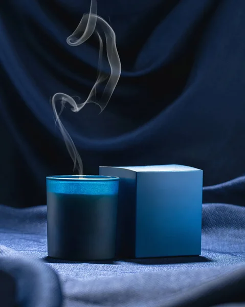 Una Candela Profumata Blu Con Una Scatola Blu Fuma Uno — Foto Stock
