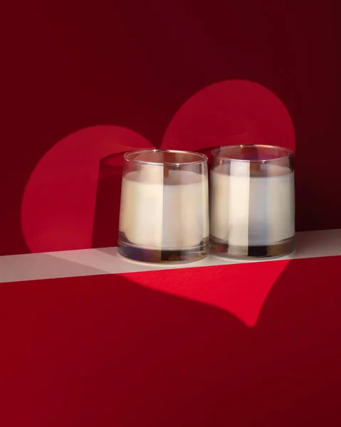 Kerzen Vor Einem Scheinwerfer Herzform Auf Rotem Hintergrund Stockfoto