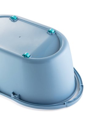 Tekerlekler üzerinde çok yönlü mavi oval şekilli plastik kova, kolay hareketlilik için elverişli taşıyıcı kollar, verimli temizlik ve hizmet görevleri için ideal, beyaz arka planda izole edilmiş