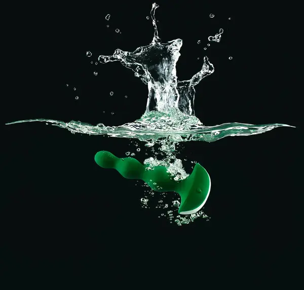 Зелений Силіконовий Водонепроникний Вібруючий Анальний Штепсель Стрічкою Падає Воду Створюючи Стокова Картинка