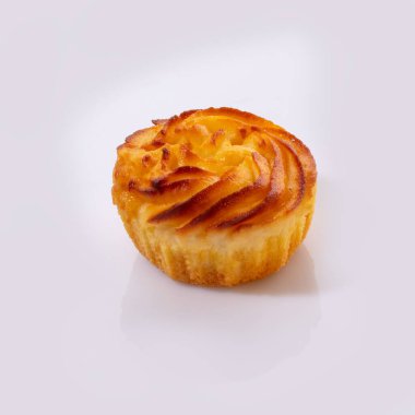 Tereyağlı ve şekerli vanilyalı tatlılar. Üzeri fındık kırıntıları ve sarı kremayla kaplı. Beyaz arka planda izole edilmiş.