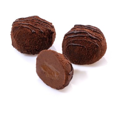 Tereyağlı ve şekerli vanilyalı tatlılar. Üzeri fındık kırıntıları ve sarı kremayla kaplı. Beyaz arka planda izole edilmiş.