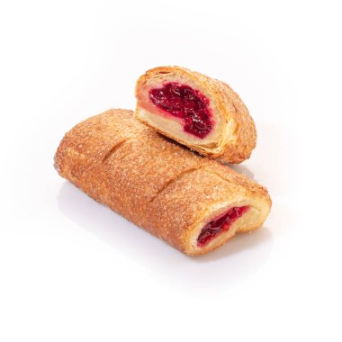 Tereyağlı ve şekerli turunçgillerle dolu vanilyalı sünger ruloları. Üstünde fındık kırıntıları ve sarı krema var. Beyaz arka planda izole edilmiş.