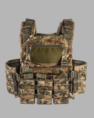 Modern kamuflaj askeri taktik yelek detaylı görüş MOLLE sistemi, çoklu keseler, ve ağır tokalar, gri arka planda izole 