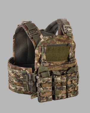 Modern kamuflaj askeri taktik yelek detaylı görüş MOLLE sistemi, çoklu keseler, ve ağır tokalar, gri arka planda izole 