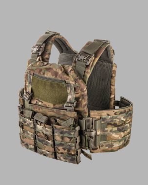 Modern kamuflaj askeri taktik yelek detaylı görüş MOLLE sistemi, çoklu keseler, ve ağır tokalar, gri arka planda izole 