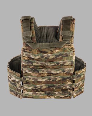 Modern kamuflaj askeri taktik yelek detaylı görüş MOLLE sistemi, çoklu keseler, ve ağır tokalar, gri arka planda izole 