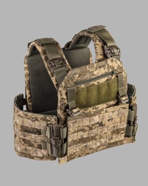 Modern kamuflaj askeri taktik yelek detaylı görüş MOLLE sistemi, çoklu keseler, ve ağır tokalar, gri arka planda izole 