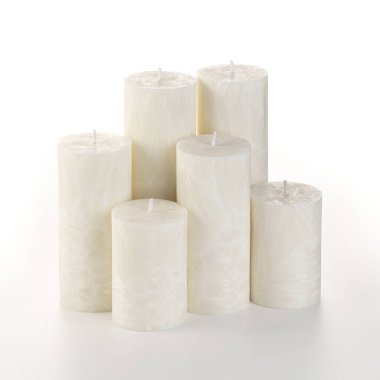 Değişen yüksekliklerden oluşan doğal beyaz palmiye balmumu sütun mumları; beyaz arka planda gruplandırılmış eşsiz buz deseni dokusu içerir. Tazeleyici iç dekorasyon için el yapımı aksesuarlar