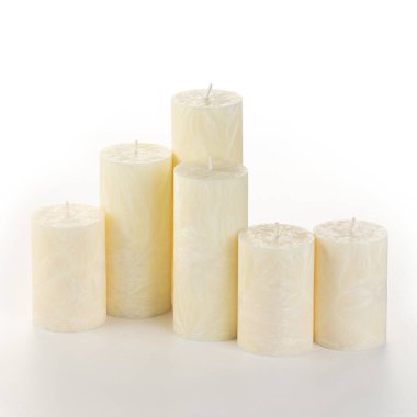 Değişen yüksekliklerden oluşan doğal sarı palmiye yağı sütun mumları; beyaz arka planda gruplandırılmış eşsiz buz desenli desen. Tazeleyici iç dekorasyon için el yapımı aksesuarlar