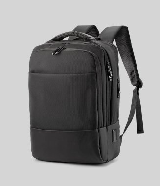 Birden fazla fermuarlı bölme ve gri arka planda ayarlanabilir kayışlarla tasarlanmış dayanıklı siyah sırt çantası. İş gezileri ve seyahatler için uygun şık aksesuar kavramı