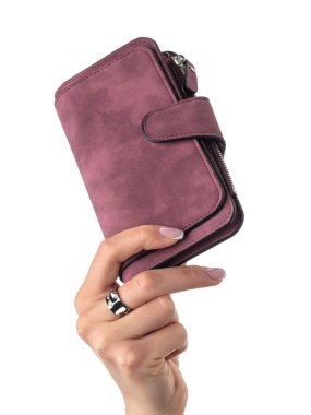 Kadın elinin zarif bir şekilde kıvrımlı, pirelenmiş süet cüzdanı ve beyaz arka planda izole edilmiş birden fazla bölmesi olan yakın plan fotoğrafı. Kişisel stilde parlaklık ve bireysellik kavramı