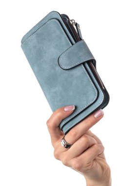 Kadın elinin zarif bir şekilde dokulu, parlak mavi süet cüzdanı ve beyaz arka planda izole edilmiş birçok bölmesi olan yakın plan fotoğrafı. Kişisel stilde parlaklık ve bireysellik kavramı