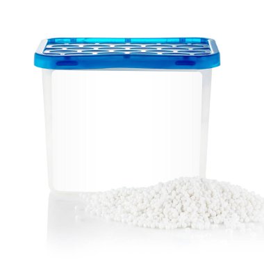 Mor kapağı delinmiş boş nem emici ve konteynırın önünde beyaz emici granüller. Rahat bir yaşam ortamı yaratmak için tasarlanmış işlevsel ev eşyaları kavramı
