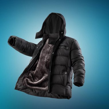 Sıcak kürk astarlı rahat siyah kabarık ceket ve paslanmaz çelik perçin ile süslenmiş, fermuarlı fermuarla mavi eğimli zemine doğru yükseliyor. Şık erkek kış kıyafetleri Görünmez manken