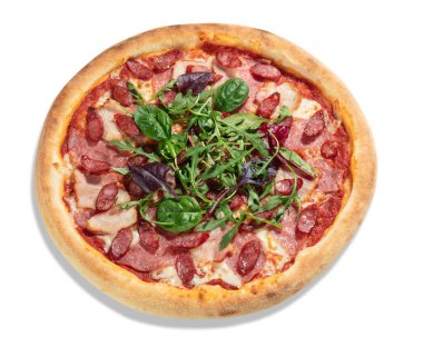 Pelati soslu leziz et pizzası, salamlı mozzarella peyniri, tütsülenmiş tavuk, jambon ve taze otlarla süslenmiş taze sosis, beyaza izole edilmiş. İtalyan mutfağı