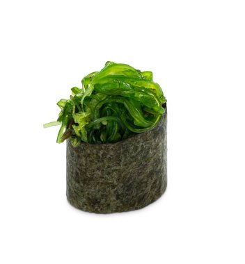 Üstü hiyashi wakame ile kaplı hafif gunkan maki suşisi, beyaz üzerine izole edilmiş olarak sunulmuştur. Japon usulü vejetaryen atıştırması. Geleneksel gastronomik kültür kavramı