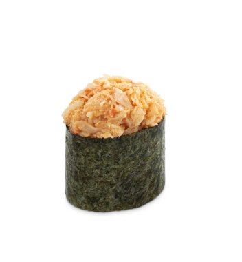 Norveç yosununa sarılı ve yengeç salatasıyla dolu bir parça suşi beyaz arka planda sunuluyor. Suşi açık turuncu bir renktir, kremsi bir dokusu vardır..