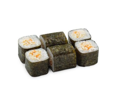 Beyaz bir yüzeyde yarı daire şeklinde dizilmiş beş suşi rulosunun yakın plan görüntüsü. Ekmekler beyaz ve turuncu dolgulu, muhtemelen yengeç ve salatalık, Norveç yosunlarına sarılmış, ve beyaz pirinçle çevrili..