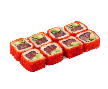 Ton balığı, salatalık ve avokado ile dolu kırmızı tobiko yumurtası ile kaplanmış renkli iştah açıcı börekler, beyaz arka planda izole edilmiş. Japon suşi bar menüsü kavramı