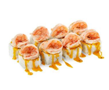 Karidesli suşi ruloları beyaz arka planda sunuluyor. Ekmekler karidesle kaplı ve üzerine sarı sos serpiştirilmiş. Görüntü hafifçe yükseltilmiş bir açıdan çekiliyor, tüm rulo uzunluğunu gösteriyor.