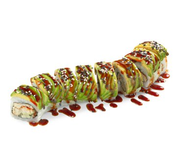 Avokado, unagi sosu ve susamlı Japon tamagoyaki omleti ve krem peyniri ile dolu yeşil ejderha ruloları beyaz arka planda izole edilmiş olarak sunuluyor.