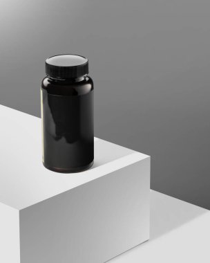 Siyah cam takviye şişesi gri bir zemine karşı minimalist beyaz bir yapının üzerine zarif bir şekilde yerleştirilmiş. Ayar modern tasarım unsurlarını sergiliyor, ürünün varlığını vurguluyor aynı zamanda ışık ve gölgenin ilginç bir etkileşimini yaratıyor.