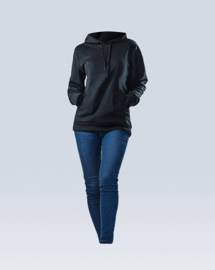 Siyah bir kapüşonlunun ön cebi olan klasik bir tasarımı vardır, mavi kot ise rahat bir uyum sağlar. Bu kıyafet sadelik ve stili sıradan bir şekilde gösteriyor..