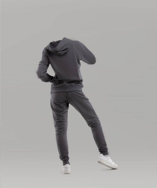 Kafasız manken, gri kapüşonlu ve eşofmanlı modern bir giysi seti sergiliyor. Ekran, nötr bir arkaplana karşı minimalist bir tasarımı vurgular.